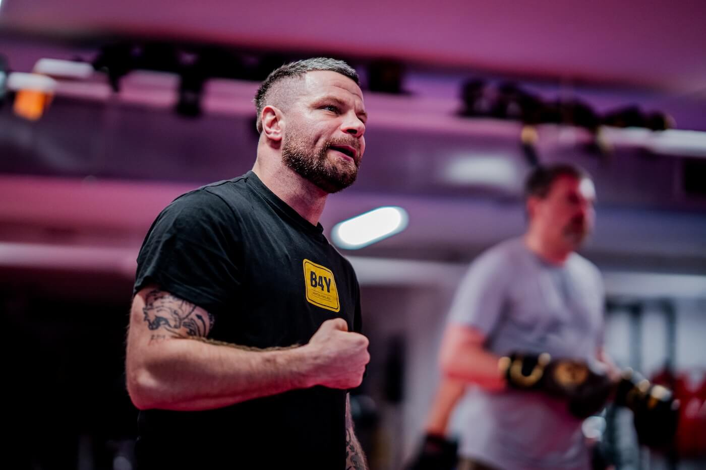 Trenér Martin Parlagi na tréninku boxu