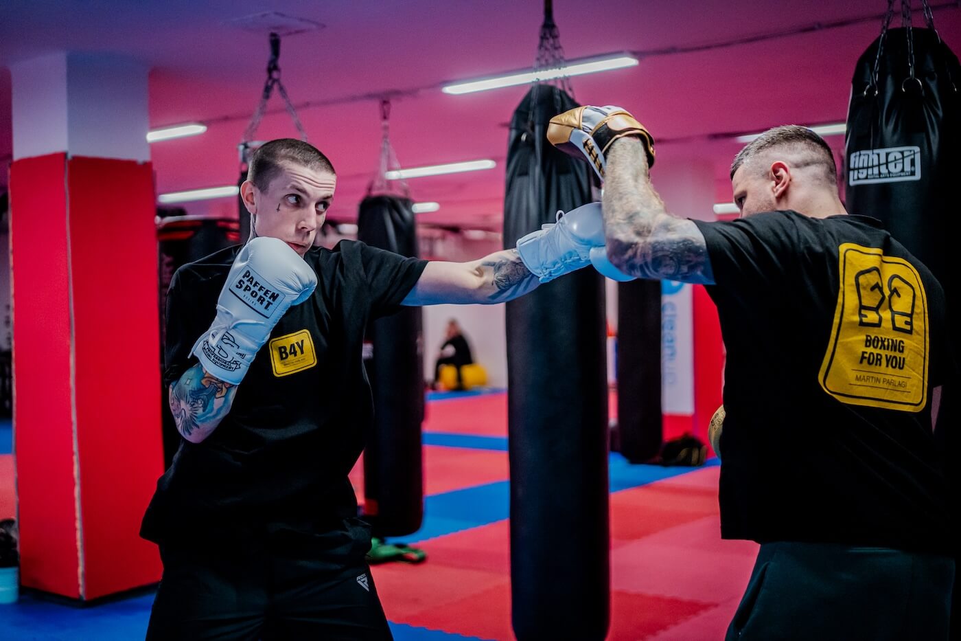 Boxer trénující údery do lapy s trenérem Martinem Parlagi
